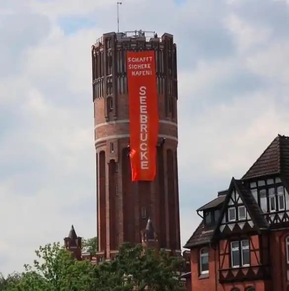 Wasserturm in Lüneburg mit Seebrücke-Banner